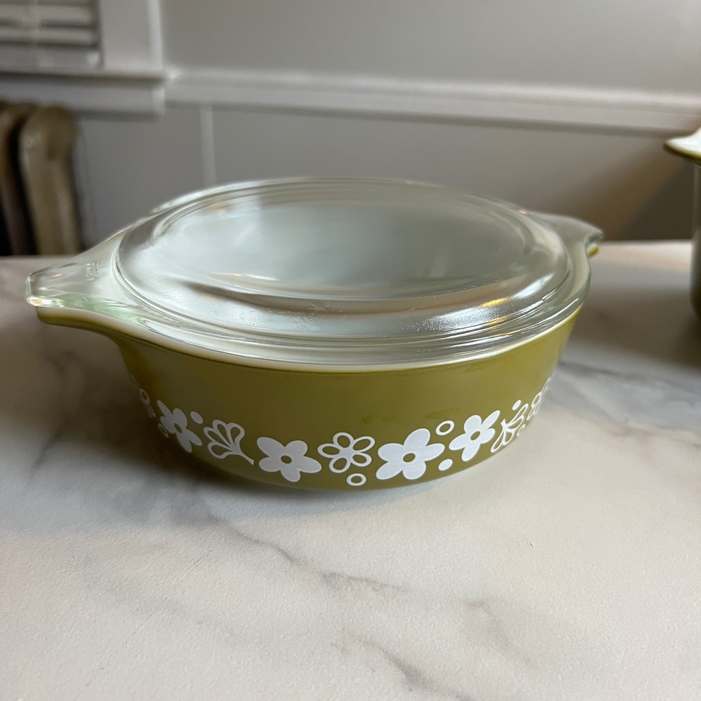 Pyrex lazy daisy casserole dish small with lid